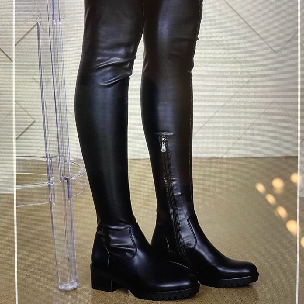 Long boots never worn comes with no Box